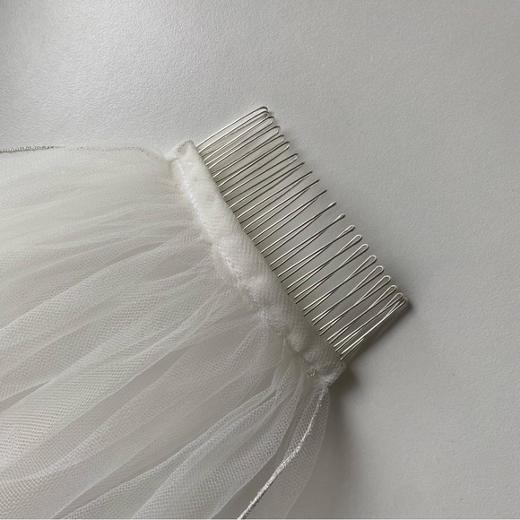 Fingertip-length Bridal veil with metal comb attachment - Picture 7 of 8